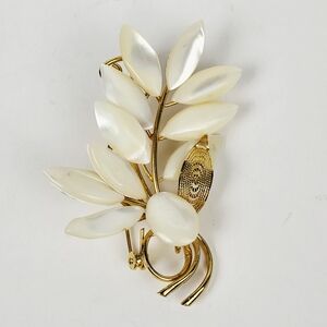 Vintage Leaf Floral Brooch Pin~Gold Tone Ivory Color~2.5" × 1.5"